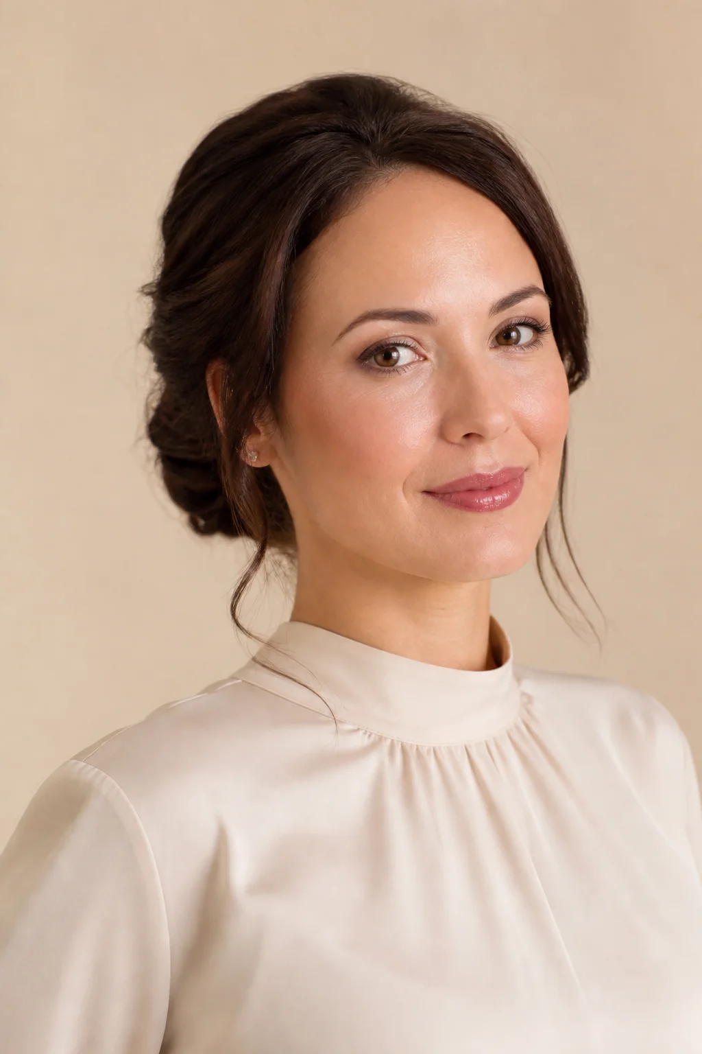 Portret z eleganckim naturalnym makijażem